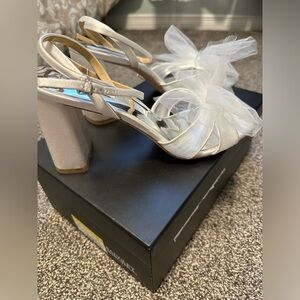 New Badgely Mischka Tess Ankle Strap Sandal- Size 8